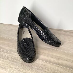 TROTTERS Liz Woven Leather Slip-On Loafers 9.5 N Black Office Minimalist Travel
